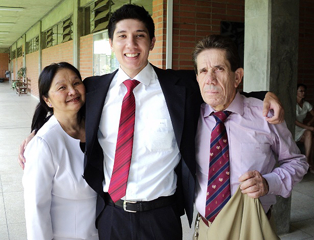 Diego Ohara Silva com seus pais