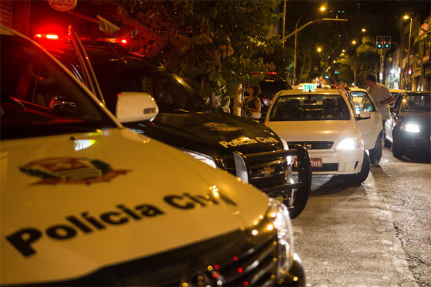 Polcia Civil faz operao para revistar txis e carros do Uber em busca de armas de fogo