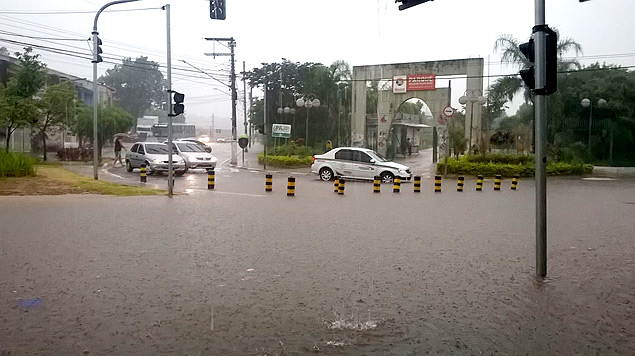 Avenida Brasil, em Osasco, alagada aps as chuvas deste sbad