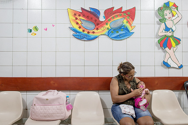 Mãe no hospital Oswaldo Cruz, no Recife, que atende bebês com suspeita de microcefalia
