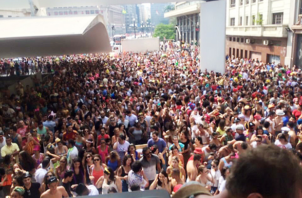 Folies do bloco "Domingo Ela No Vai" lotaram o viaduto do Ch durante o Carnaval