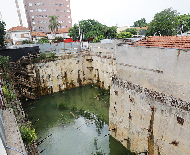 Obra inacabada em Pinheiros (zona oeste), onde gua se acumula e preocupa vizinhos 