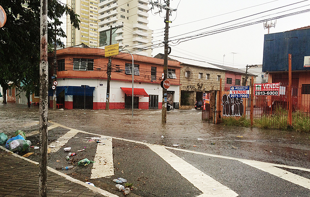 Alagamento na esquina da avenida Luiz Dumond Villares com a rua Dr. Zuquim, na zona norte de So Paulo