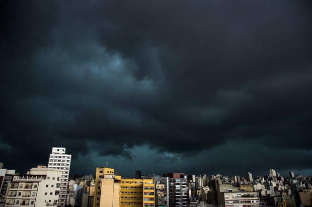 Cu fica escuro com temporal durante a tarde em So Paulo