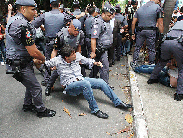 PM age com truculncia durante protesto em frente  escola Ferno Dias, em Pinheiros (zona oeste) 