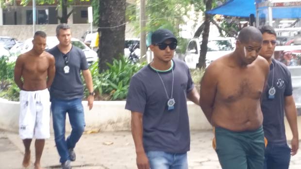 Douglas Emelick Gonzaga (ao fundo) e Paulo Henrique Coelho Moreira foram presos em flagrante