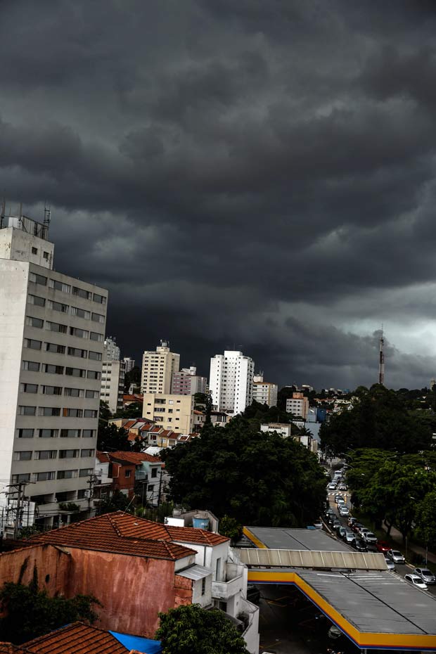 SAO PAULO, SP BRASIL- 17-02-2016 : Nuvens negras de chuva cobrem o ceu na regiao da Av paulista e Av Sumare em sao Paulo.( Foto: Joel Silva/ Folhapress ) ***COTIDIANO *** ( ***EXCLUSIVO FOLHA***)