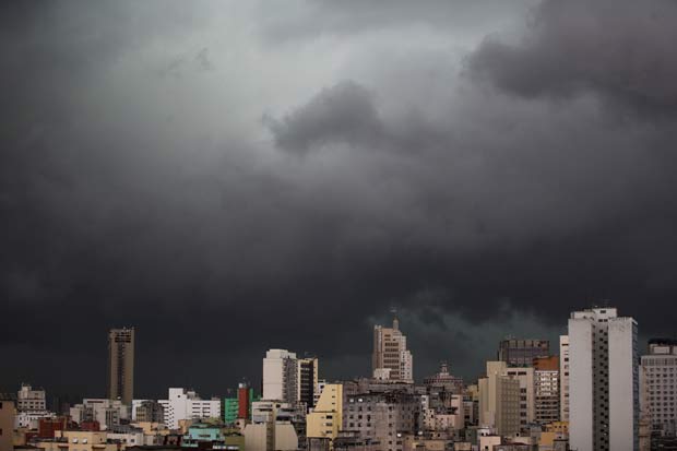 SAO PAULO, SP, BRASIL, 17-02-2016: XXXXXXX. Chuva forte atinge a capital pela Zona Sul e Leste. (Foto: Fabio Braga/Folhapress, FOTO).