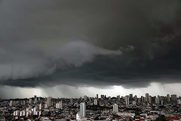Forte chuva atinge toda a cidade de So Paulo; dois crregos transbordaram