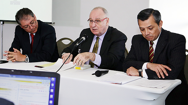 O diretor-geral da AIEA, Aldo Malavasi (centro) com peritos da agncia em reunio organizada pelo Ministrio da Sade, em Braslia
