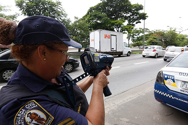Guarda-civil municipal opera radar de velocidade na marginal Tietê, em São Paulo