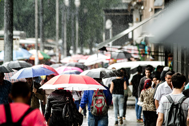 SAO PAULO, SP, 02.03.2016: CLIMA-CHUVA - Pessoas enfrentam forte chuva e frio na regiao da praca da Republica (centro) nesta manha de quarta-feira (02). (Foto: Dario Oliveira/Codigo19/Folhapress) *** PARCEIRO FOLHAPRESS - FOTO COM CUSTO EXTRA E CRDITOS OBRIGATRIOS ***