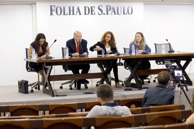 A reprter Cludia Collucci (centro) conduz debate com Janaina Paschoal, Thomaz Gollop, Ana Rita Souza Prata e Lenise Garcia