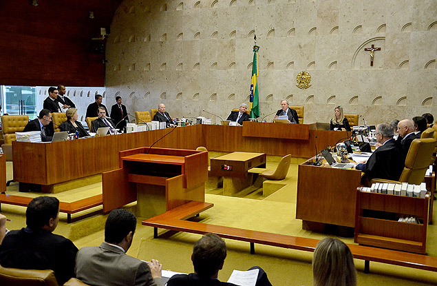 Ricardo Lewandowski (ao centro) e outros ministros do STF em sesso do ltimo dia 17