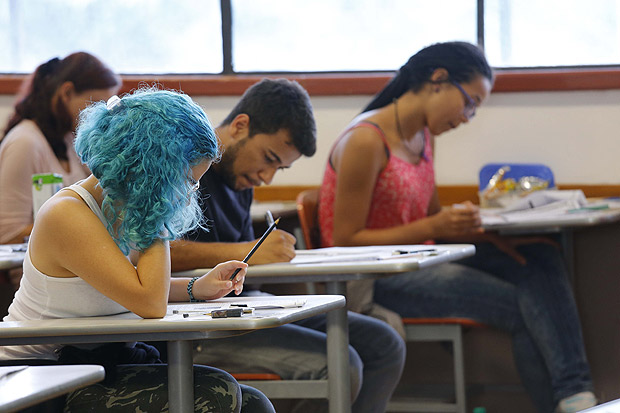 Só 14% dos adultos brasileiros têm ensino superior; na foto, alunos prestam Fuvest