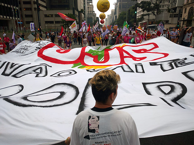 Movimentos feministas protestam na avenida Paulista no Dia Internacional das Mulheres 