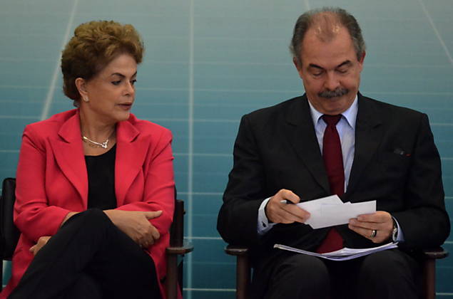 A presidente Dilma Rousseff e o ministro da Educao, Aloizio Mercadante, em evento do Pronatec