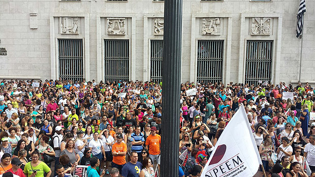 Professores municipais protestam em frente a prefeitura de So Paulo na tarde desta quinta (9)