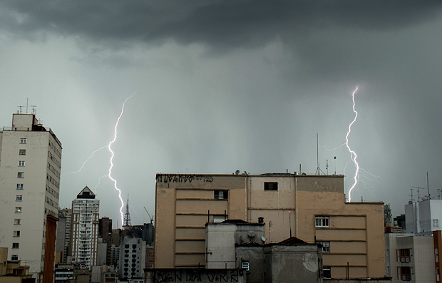 Cu fechado, chuva e raios na regio central de So Paulo, na tarde desta quarta (9)