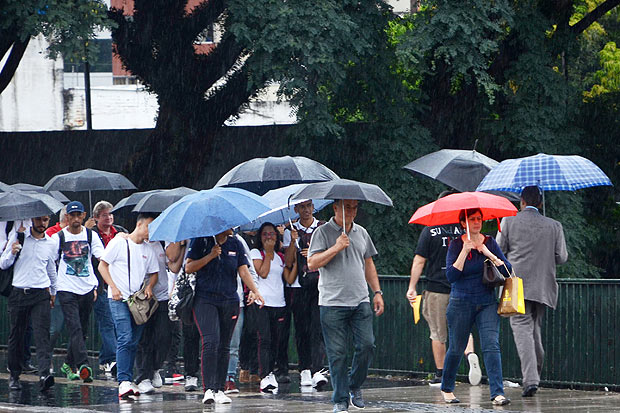 Pedestres se protegem da chuva no viaduto Santa Generosa, no Paraso, em So Paulo 