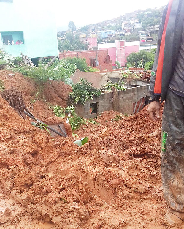 Sueli cicera dos Santos, moradora da rua ir em francisco morato - deslizamento deixa casas soterradas. chuvas em sp
