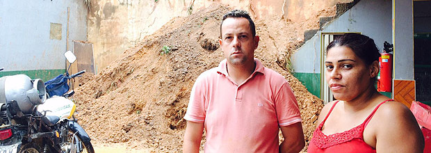 O pedreiro Sergio Antonio da Silva, 35, e Telma (amiga da famlia) buscam por notcias da cunhada e de duas filhas, soterradas em Mairipor (Grande SP)