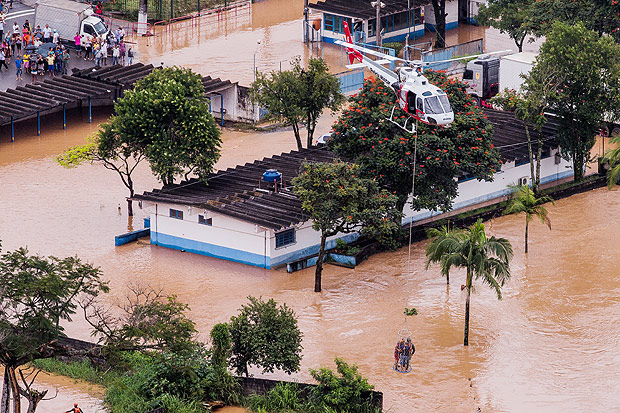 PM resgata homem que ficou ilhado em caminho devido  enchente em Itapevi, na Grande SP | Eduardo Anizelli/Folhapress