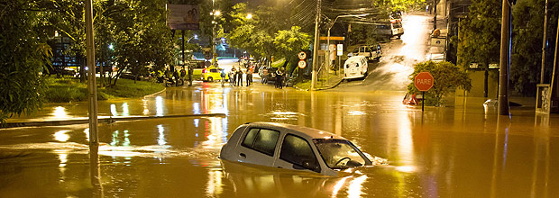 Carro fica submerso em alagamento no centro de Caieiras, na Grande So Paulo | Nivaldo Lima/Futura Press/Folhapress