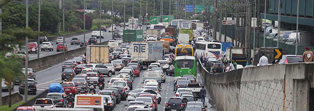 Motoristas enfrentam lentido na marginal Tiet, prximo  ponte Atlio Fontana | Danilo Verpa/Folhapress