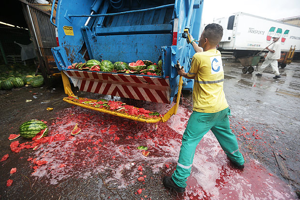 Funcionrios do Ceagesp jogam fora melancias atingidas pela gua da chuva | Danilo Verpa/Folhapress