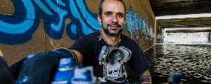 O grafiteiro paulistano José Augusto Capela, o Zezão, com suas 'armas' – Adriano Vizoni/Folhapress