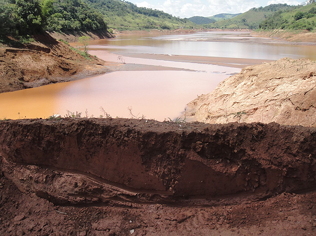 Lago de usina no rio Doce ainda com lama quase 5 meses aps rompimento da barragem de Fundo