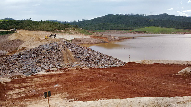 Dique construdo pela Samarco para tentar conter a lama que ainda sai da barragem de Fundo
