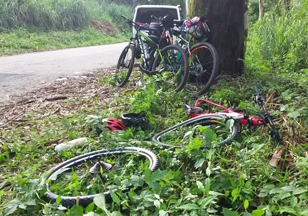 Bicicletas de ciclistas atropelados em estrada de So Paulo