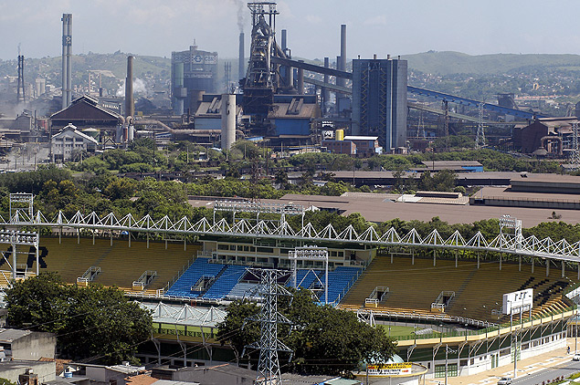 Ao fundo, usina da CSN (Companhia Siderrgica Nacional) em Volta Redonda, no Rio 