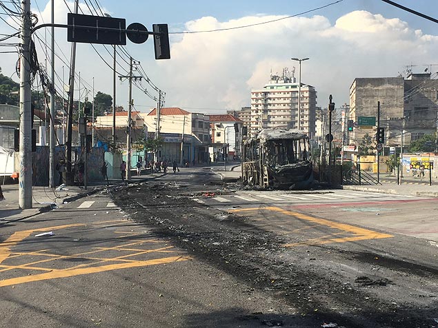 Avenida Ministro Edgar Romero, em Madureira, foi interditada por manifestantes; nibus foram queimados