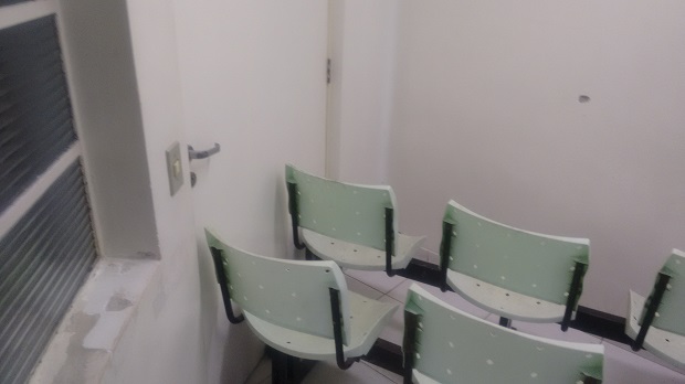 Portas bloqueadas com cadeiras para impedir o acesso ao PS infantil no hospital So Luiz Gonzaga