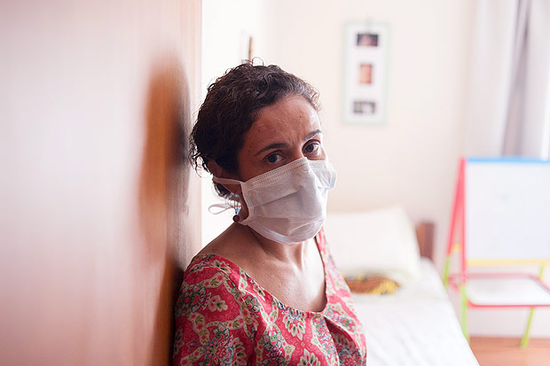 Psicloga Tatiana Amendola, com mscara para evitar passar gripe, se esquiva de ver av em casa
