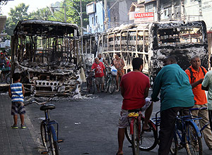 Ônibus incendiados no Rio em protesto contra a morte de menino – José Lucena/Futura Press/Folhapress Ônibus incendiados no Rio em protesto contra a morte de menino – José Lucena/Futura Press/Folhapress