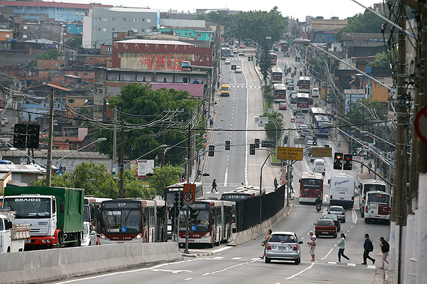 nibus em corredor na estrada do M'Boi Mirim (zona sul de So Paulo)