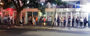 Fila para vacina na Pro Matre às 2h desta segunda-feira (4) – Jorge Araújo/Folhapress Fila para vacina na Pro Matre às 2h desta segunda-feira (4) – Jorge Araújo/Folhapress