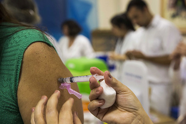 Mulher recebe vacina no Instituto Central do Hospital das Clnicas, em So Paulo