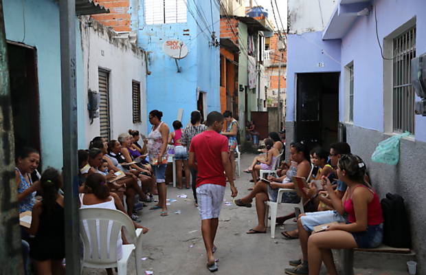 Moradores fazem bingo em viela de Pirituba, na zona norte de SP