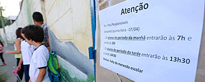 Cartaz na porta da escola Jardim Fontalis, na zona norte de São Paulo, com aviso sobre a mudança do horário das aulas por causa da falta de merenda – Robson Ventura/Folhapress Cartaz na porta da escola Jardim Fontalis, na zona norte de São Paulo, com aviso sobre a mudança do horário das aulas por causa da falta de merenda – Robson Ventura/Folhapress