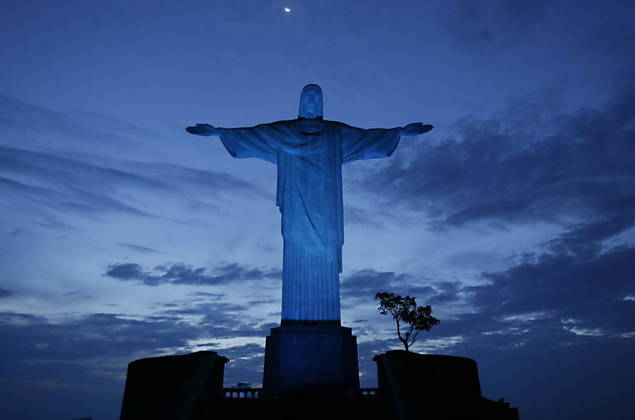 Cristo Redentor iluminado de azul em aluso ao Dia Mundial do Diabetes