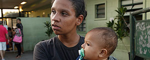 Jéssica Baio Salvador com seu filho Isaac, de 9 meses, em frente ao hospital Julio Tupy, na zona leste de São Paulo – Joel Silva/Folhapress Jéssica Baio Salvador com seu filho Isaac, de 9 meses, em frente ao hospital Julio Tupy, na zona leste de São Paulo – Joel Silva/Folhapress