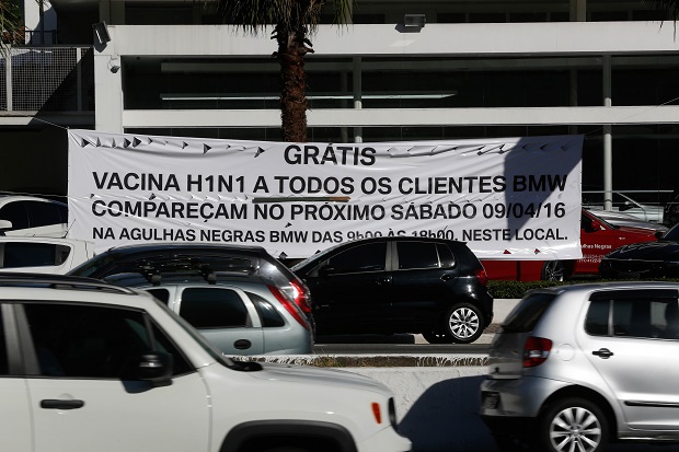 Anncio na revendedora BMW Agulhas Negras, na av. 23 de Maio, oferece vacina H1N1 grtis