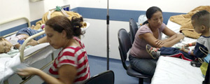 Crianças internadas em leitos improvisados dentro de uma sala de consulta no hospital de Cidade Tiradentes – Robson Ventura/Folhapress Crianças internadas em leitos improvisados dentro de uma sala de consulta no hospital de Cidade Tiradentes – Robson Ventura/Folhapress