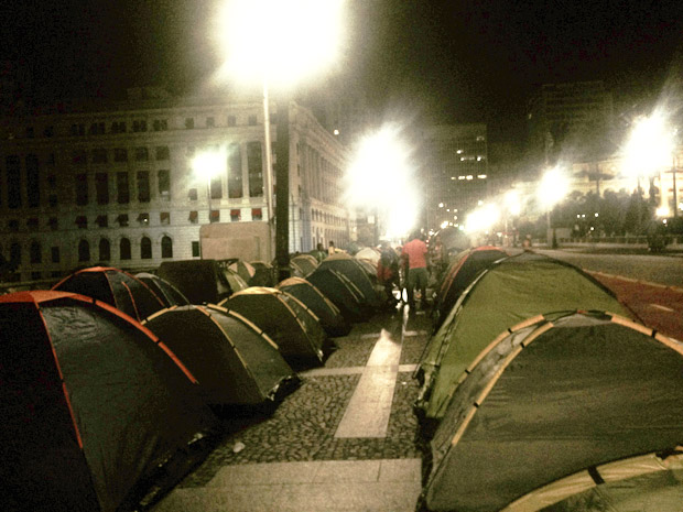 Sem-teto montam barracas em frente  Prefeitura de So Paulo