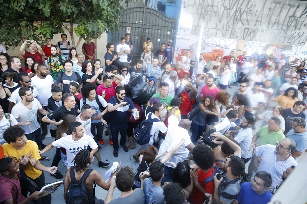 Confuso em manifestao de professores estaduais de SP e estudantes na praa Roosevelt contra poltica educacional do governo Alckmin